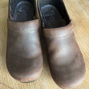 Dansko Cordovan Brown Nubuck Leather Clogs Size 9 (41)